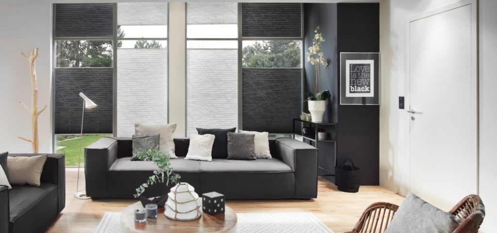 Vier Plissees schwarz weiß in der Stube