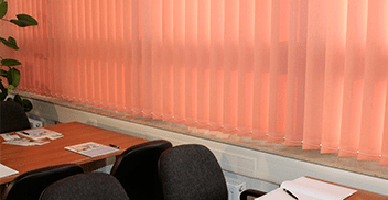 Sichtschutz & Blendschutz im Büro mit Lamellenvorhang