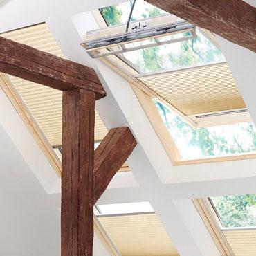 Dachfensterplissee in beige braun am Holzfenster