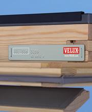 Velux Typenschilder auf Holzfenster