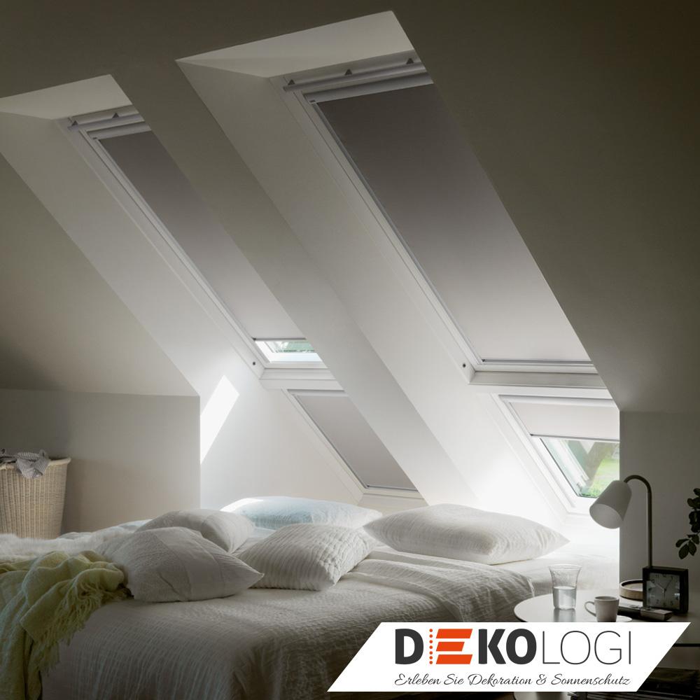 Vier Velux Elektro Verdunkelungsrollos mit Schienen in grau