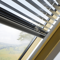 Licht regulieren mit Fakro Jalousie