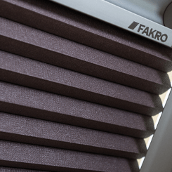 Gefaltetes dunkles Fakro Plissee