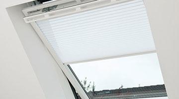 Dachfensterplissee in weiß mit weißen Rahmen