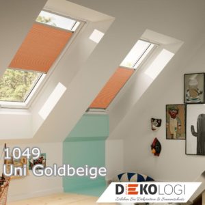 Zwei Goldbeige Velux Wabenplissees im Dachfenster