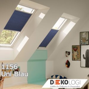 Zwei blaue Velux Wabenplissees im Dachfenster