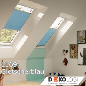 Zwei Gletscherblaue Velux Wabenplissees im Dachfenster