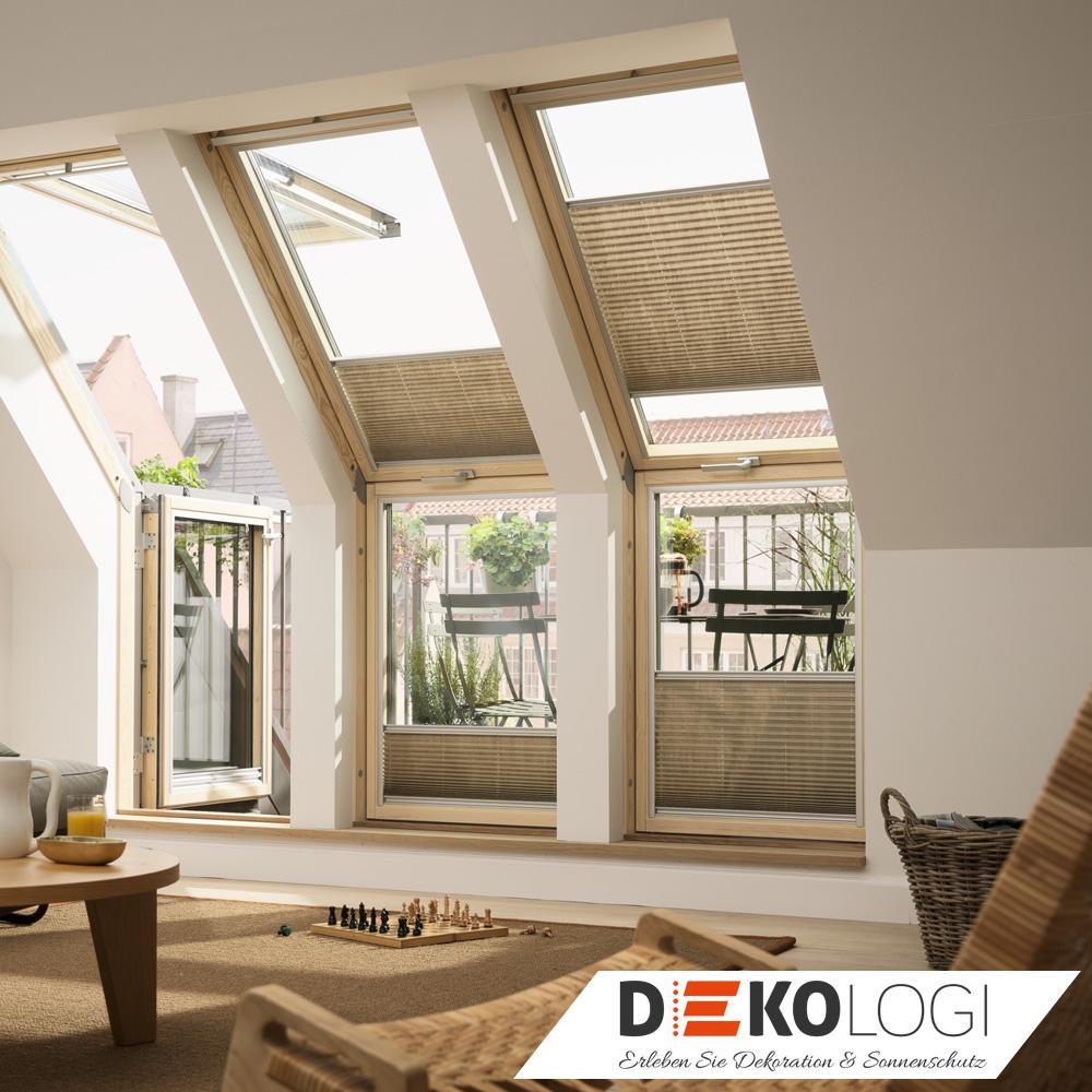 Sechs Faltstores in Holzfenster braun