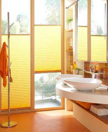 Gelbe VS2 Plissees im Badezimmer