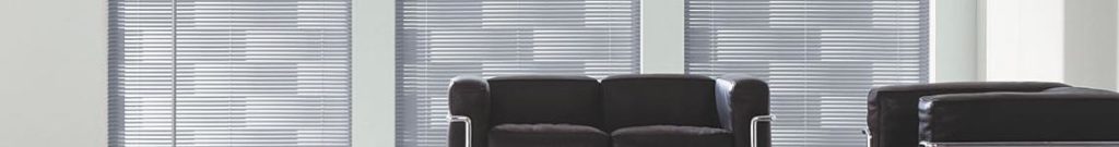 Wohnzimmer mit drei Ondulette Jalousien