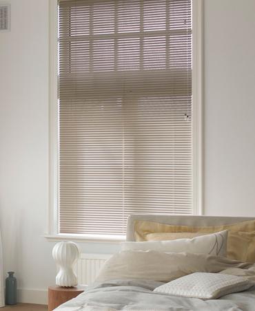 Aluminium Jalousie beige im Schlafzimmer