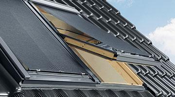 Zwei schwarze Hitzeschutz-Markisen im Velux Dachfenster