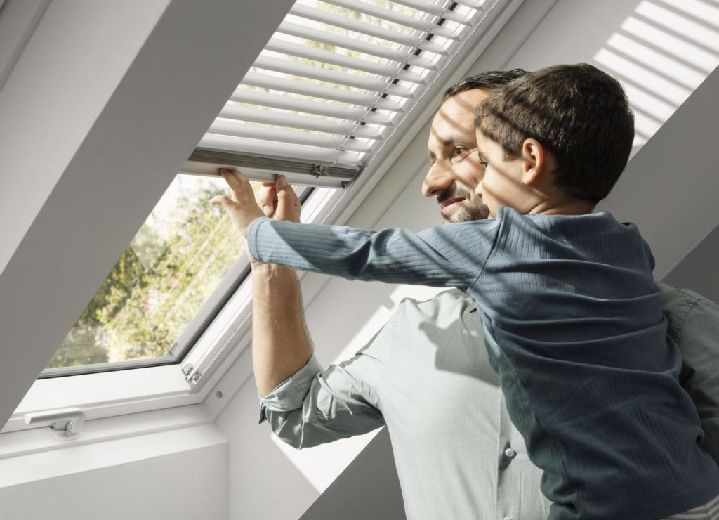 Velux Jalousie mit Familie