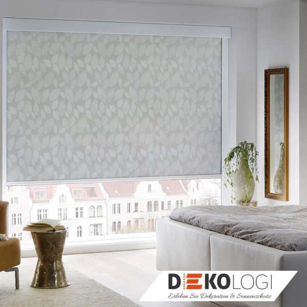 Verdunklungsrollo an einer großen Fenster Front