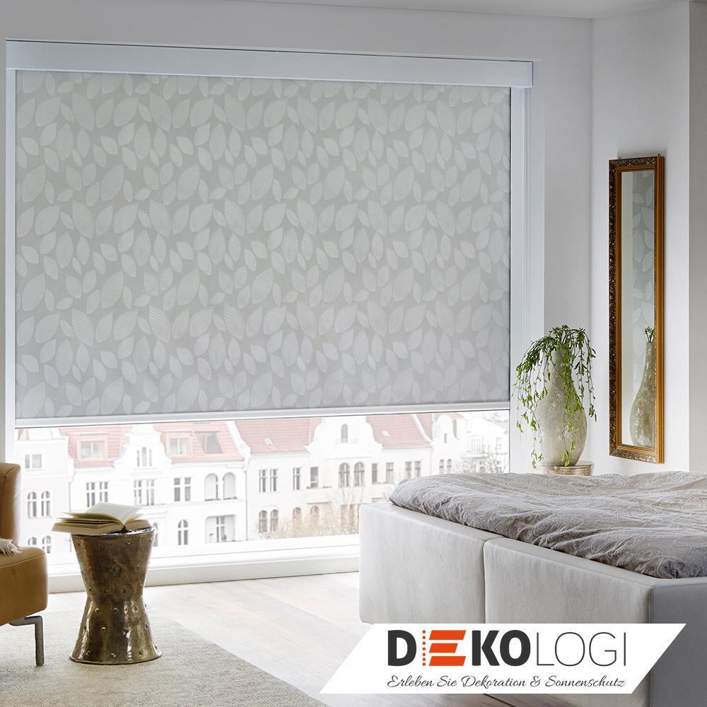 Verdunklungsrollo an einer großen Fenster Front