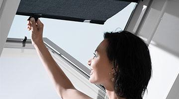 Eine Dame bedient manuell die Markise MHL