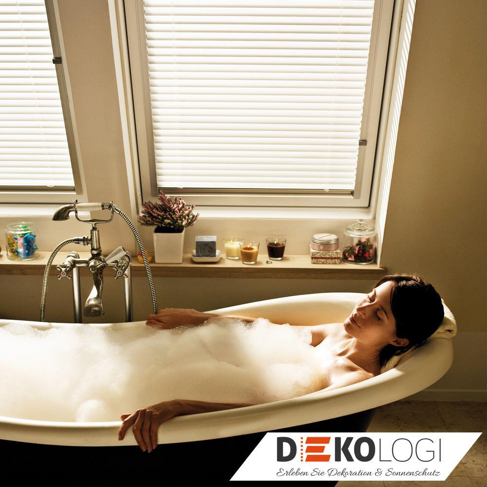 Raumbild Badezimmer mit weißen Velux Jalousetten