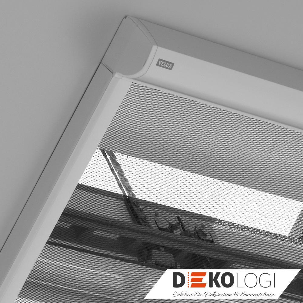 Velux Mückenschutz mit weißen Rahmen