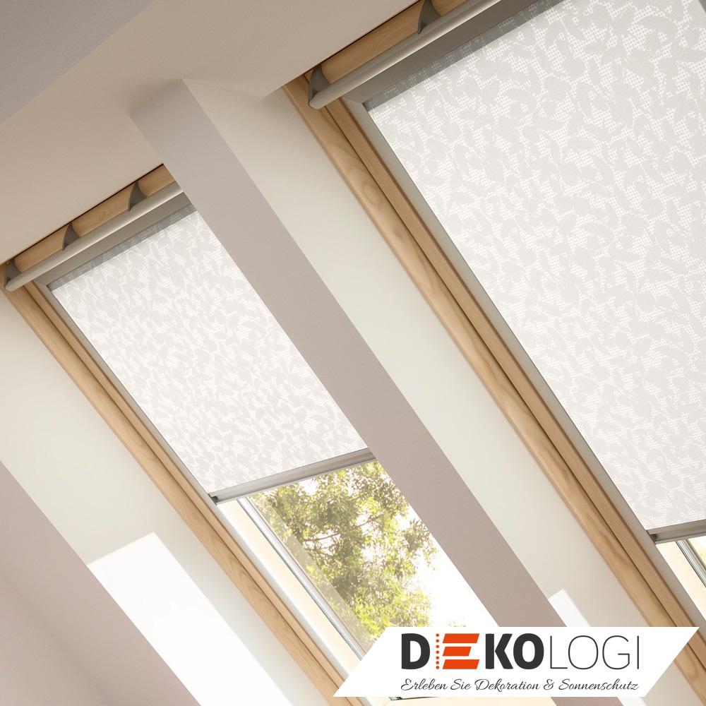 Gemustertes Dachfensterrollo mit silbernen Schienen