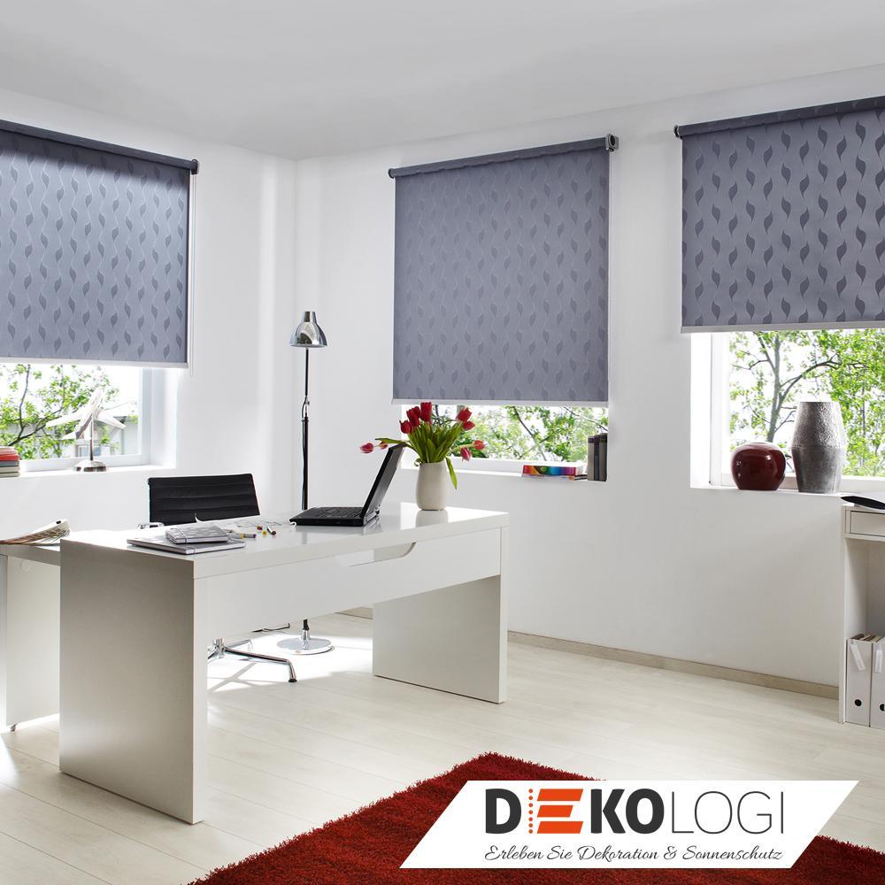 Drei blaue Kettenzugrollos nach Maß im Wohnraum