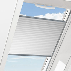 Roto Plissee in weiß und silbernen Schienen 1