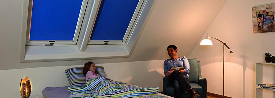 Kind im Bett mit Vater im Schlafzimmer