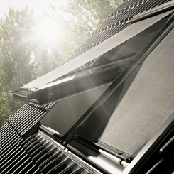 Velux Hitzeschutzmarkise in schwarz 1