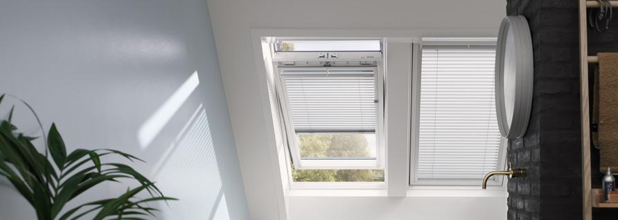 Zwei Aluminium Jalousien im Dachfenster