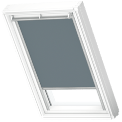 Weißes Kunststofffenster mit grauen Velux Rollo