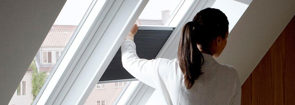 Verdunkelungsplissees für Velux Dachfenster schwarz