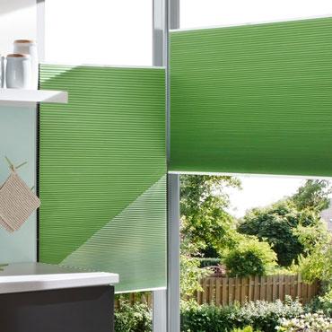 Grünes Thermo Plissee zur Verdunkelung in der Küche