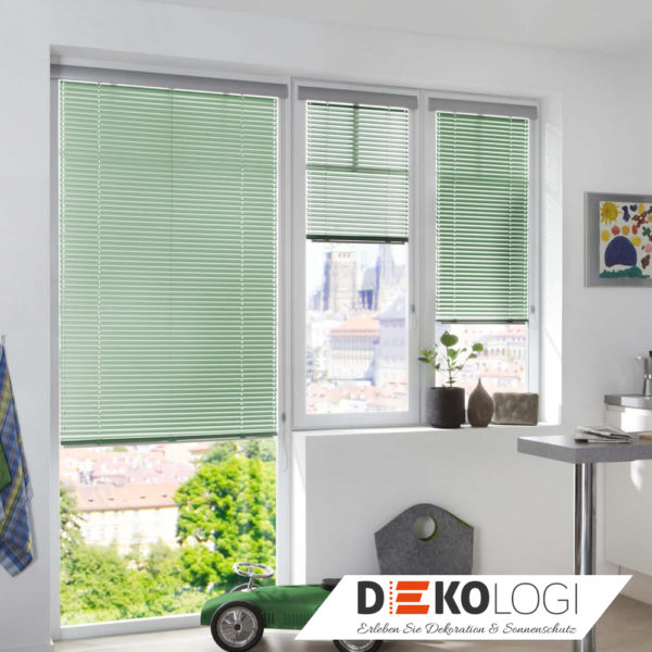 Grüne Alu Jalousien im Wohnraum