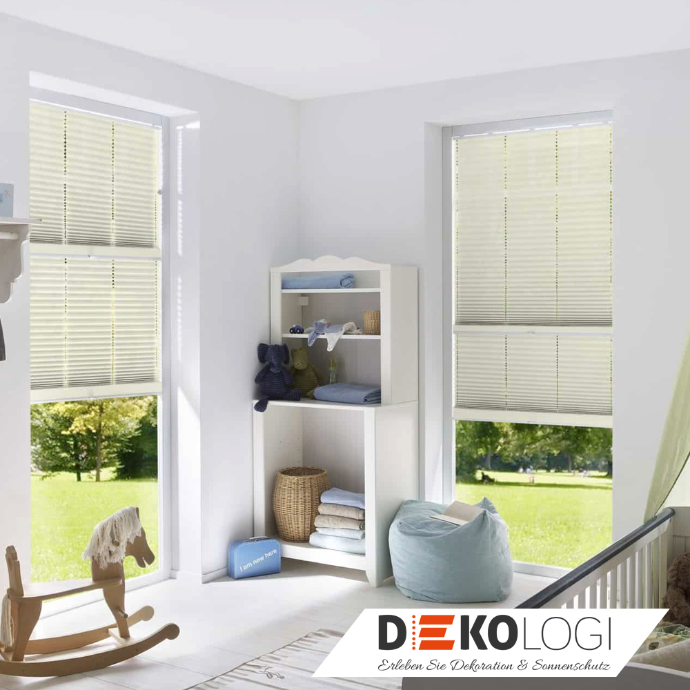 Weißes Plissees am Kinderzimmer Fenster