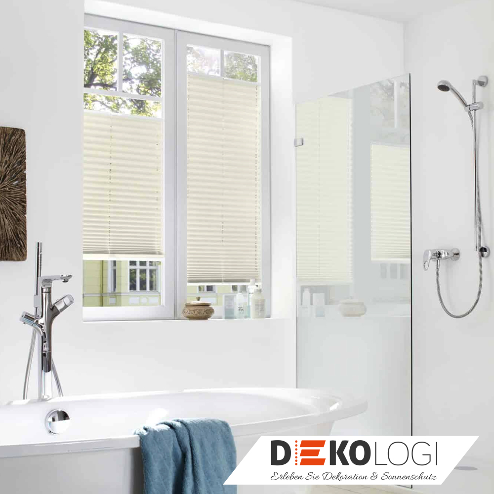 Weißes Plissee an der Dusche