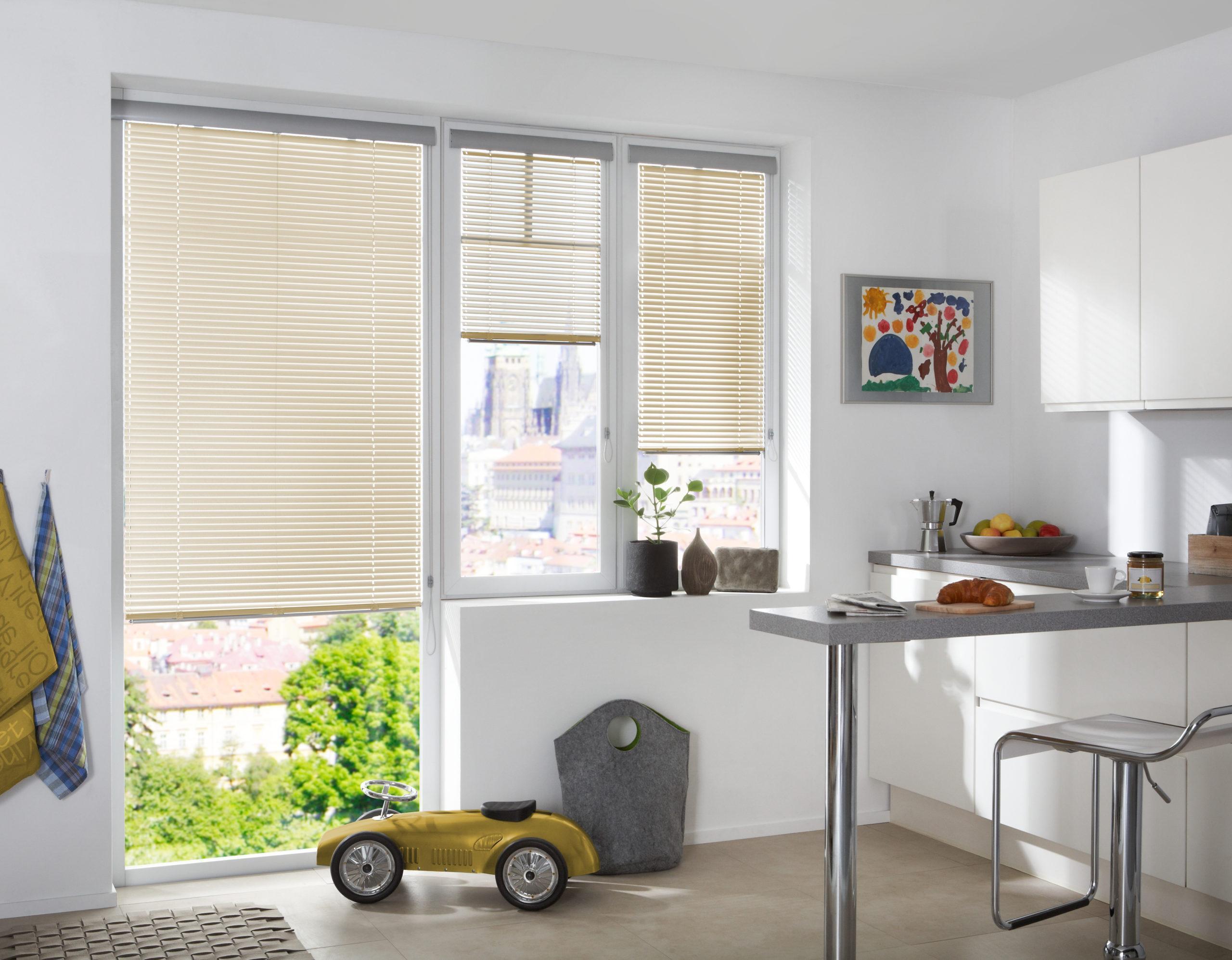 Küchen Jalousie in beige mit Bobby Car
