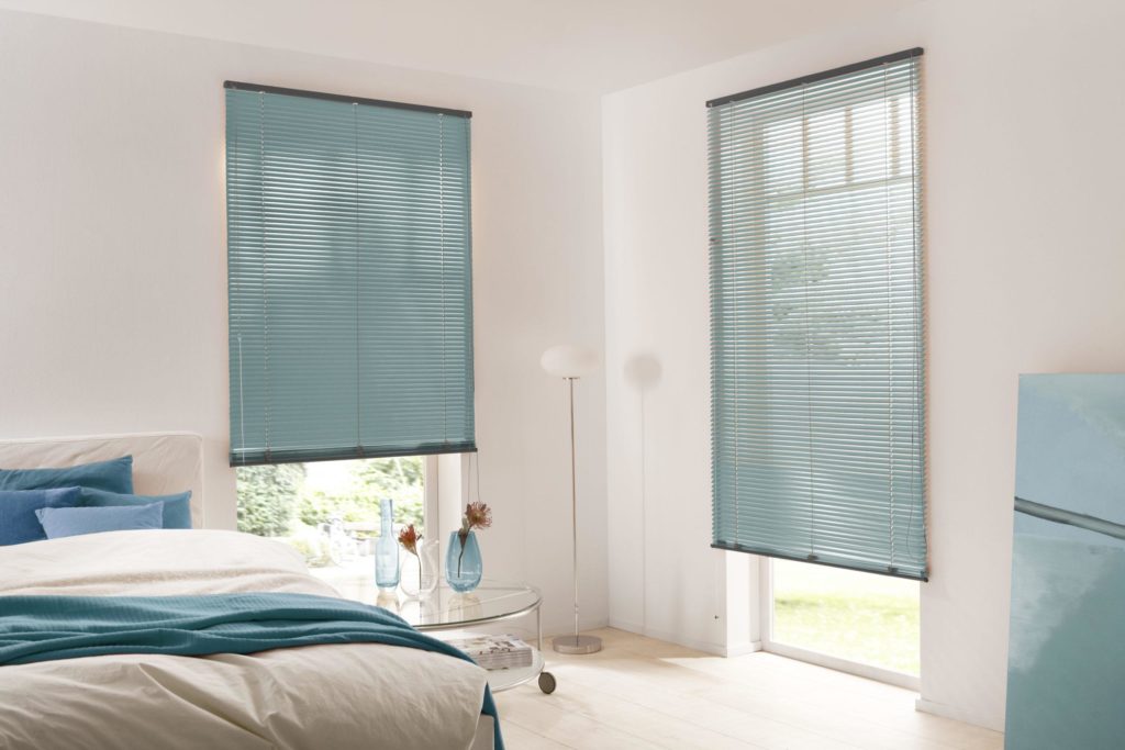 Schlafzimmer Jalousie in blau auf Maß