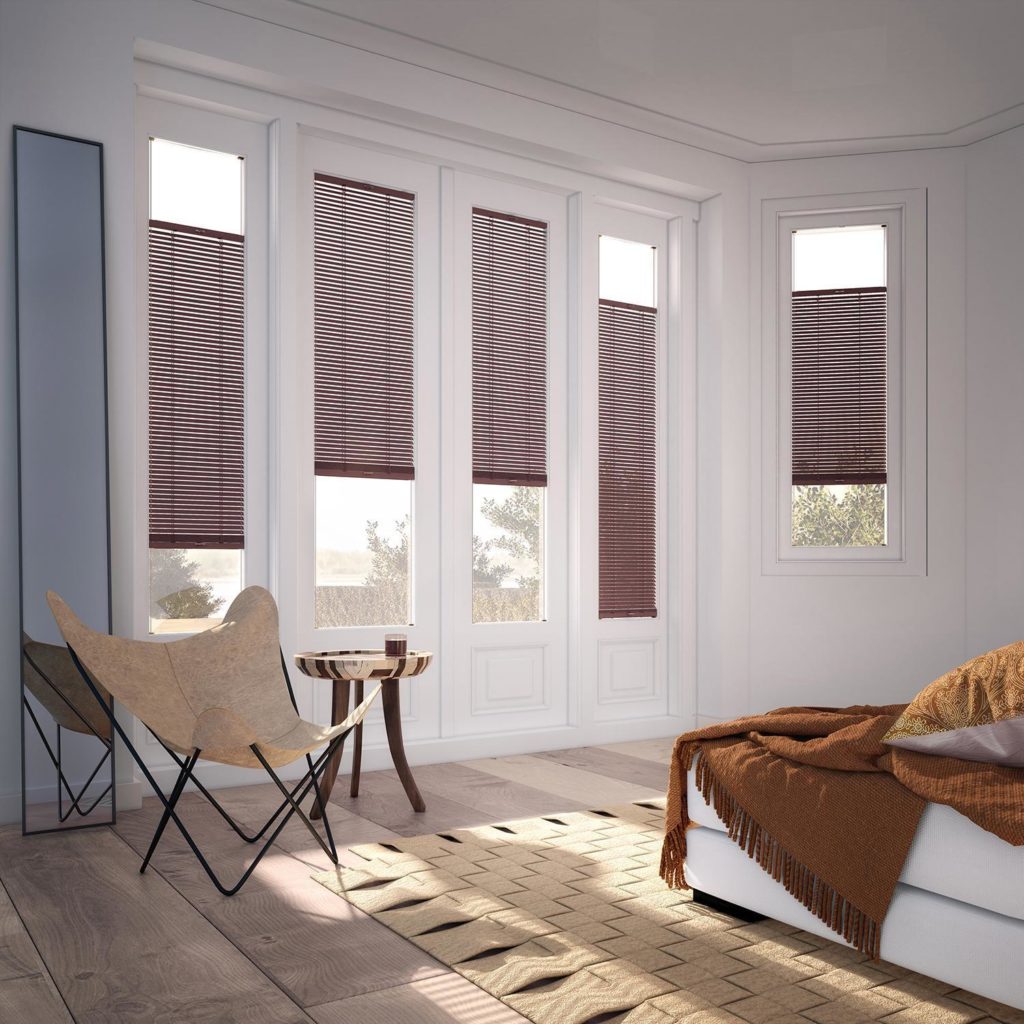 Fünf schmale Fenster Jalousien braun