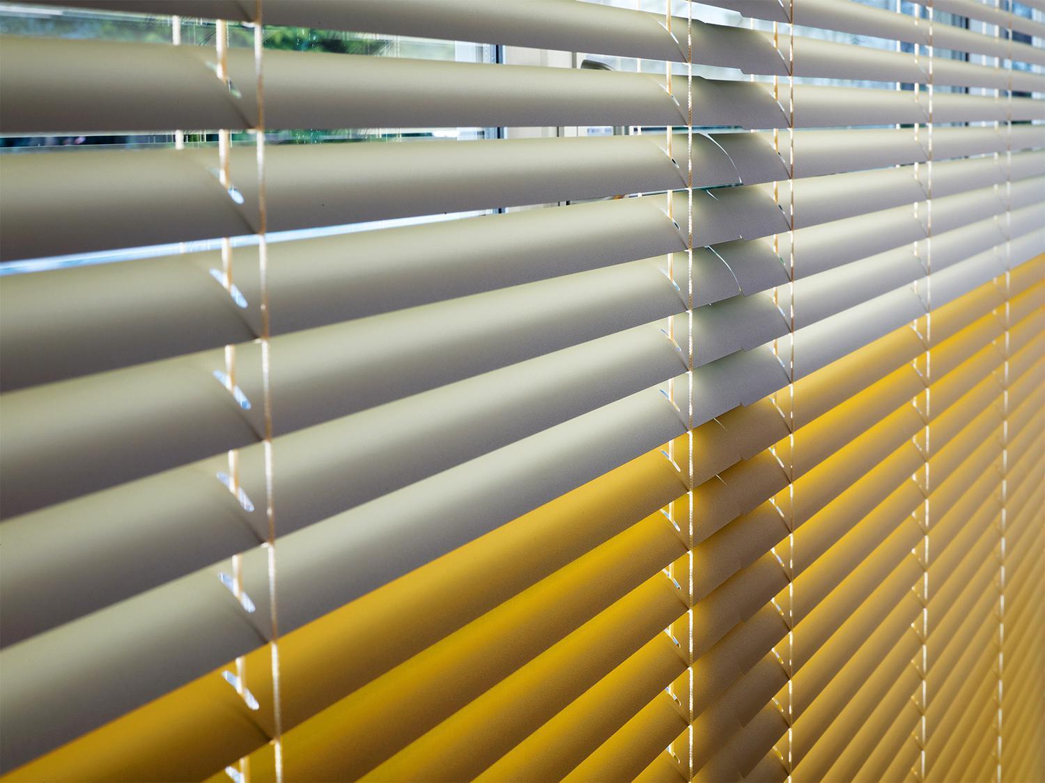 Maxiline Jalousie Nahaufnahme gelb weiß