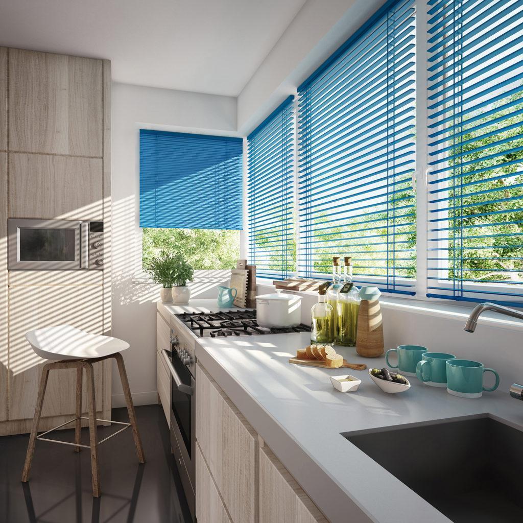 Blaue Jalousie in einer Küche