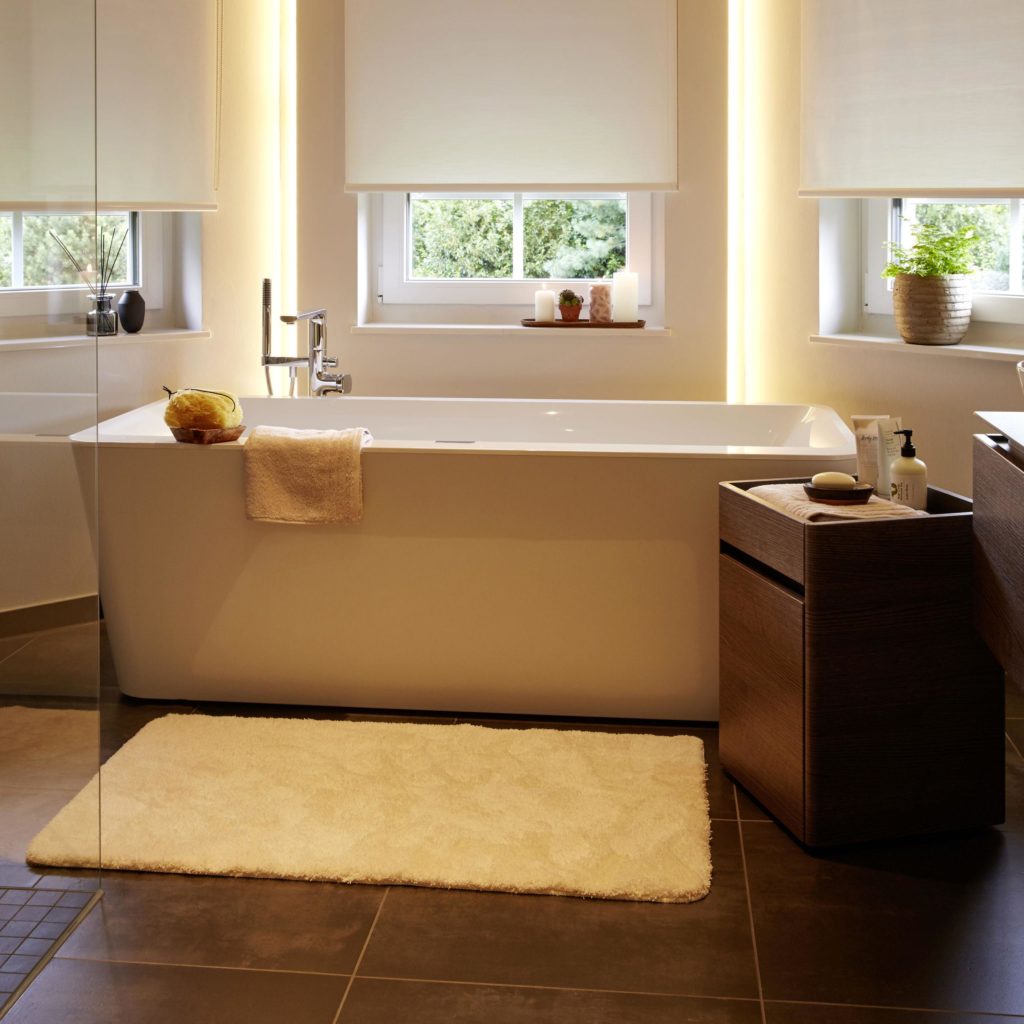 Beleuchtete Rollos im Badezimmer weiß