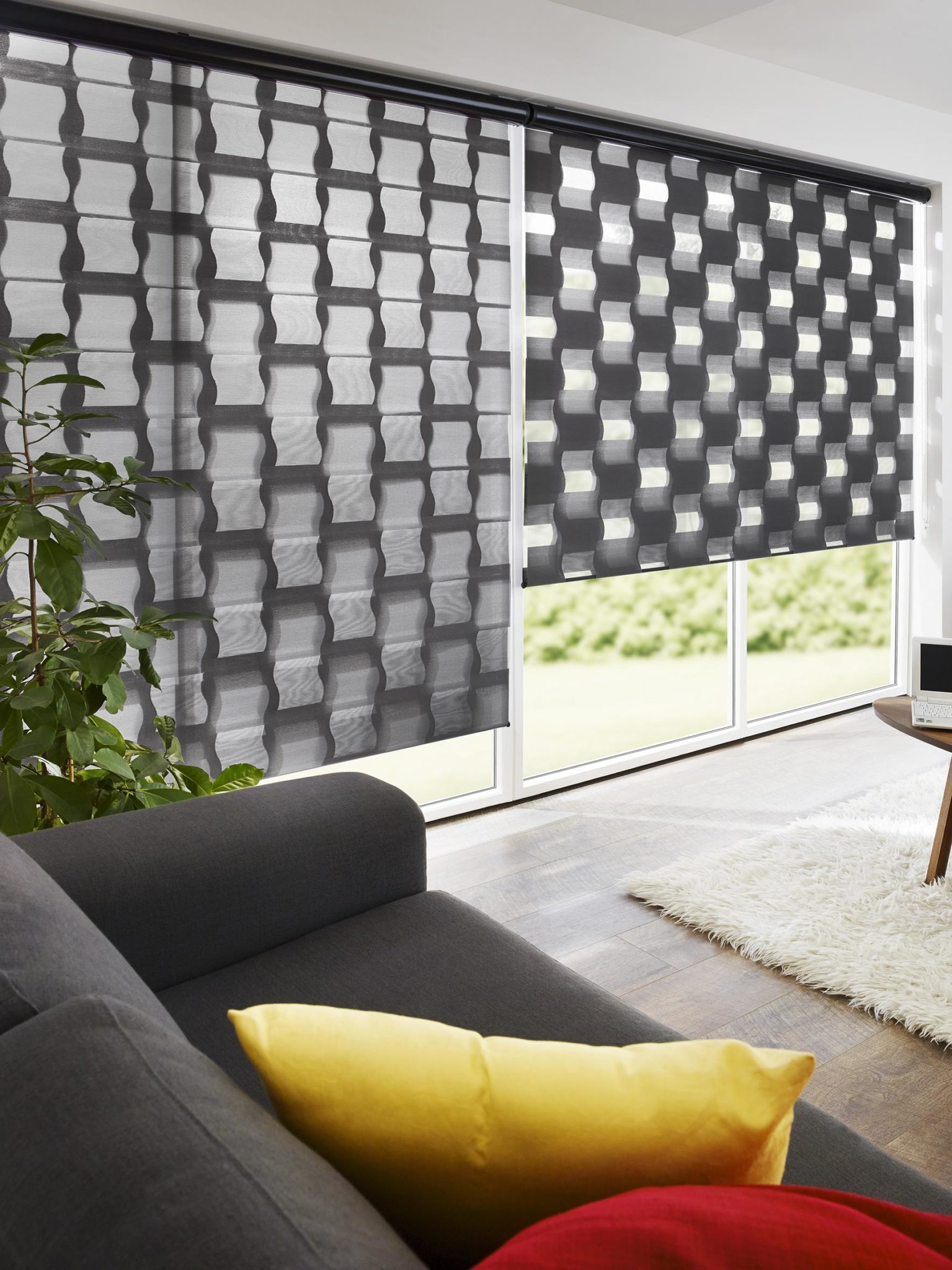 Design Doppelrollo schwarz gemustert Wohnzimmer