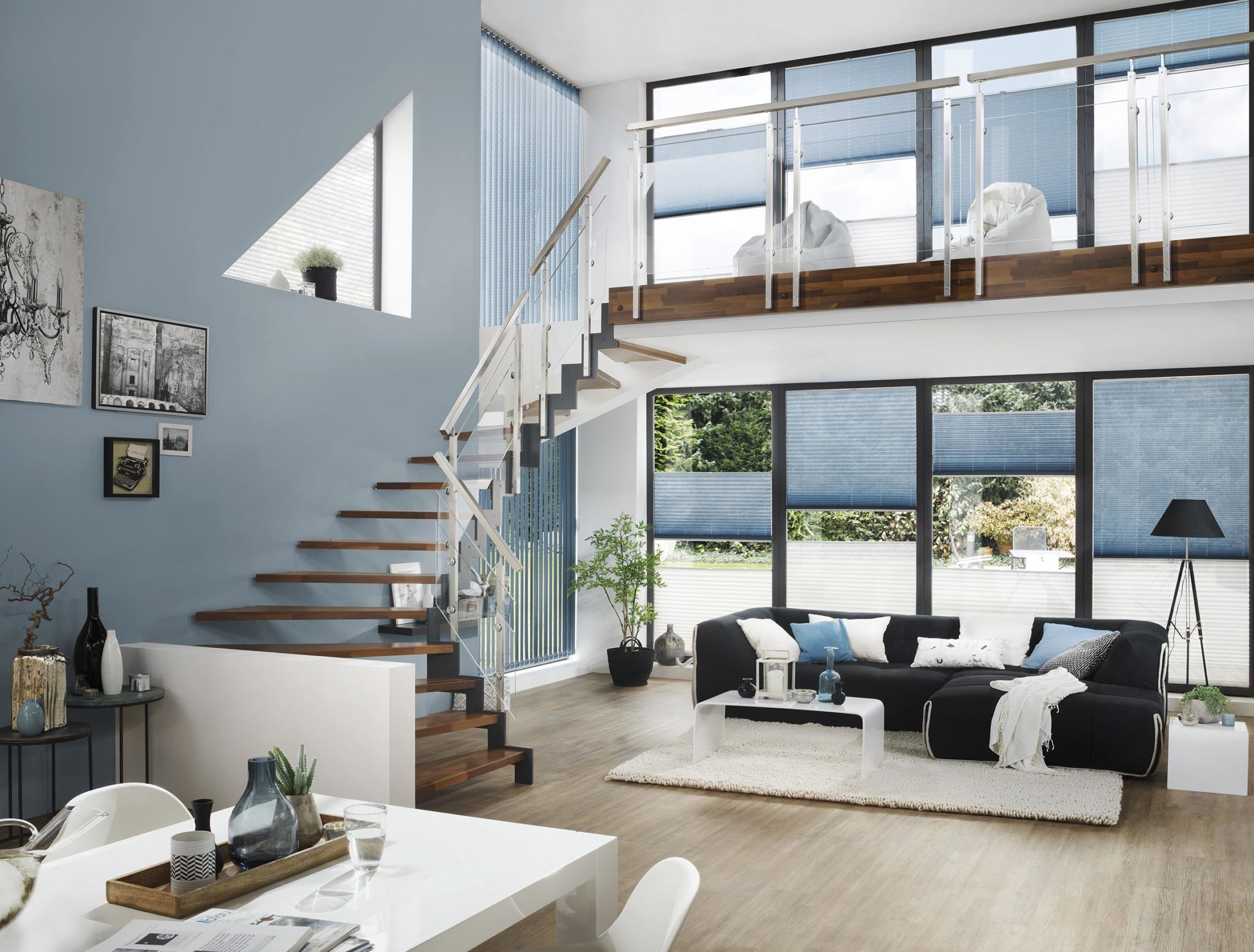 Zwei Fensterfronten mit Plissees hellblau