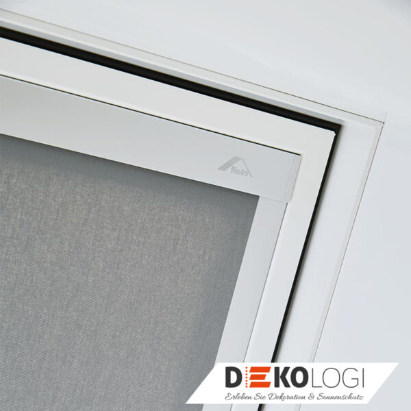 Familie am Orangenen Sichtschutzrollo