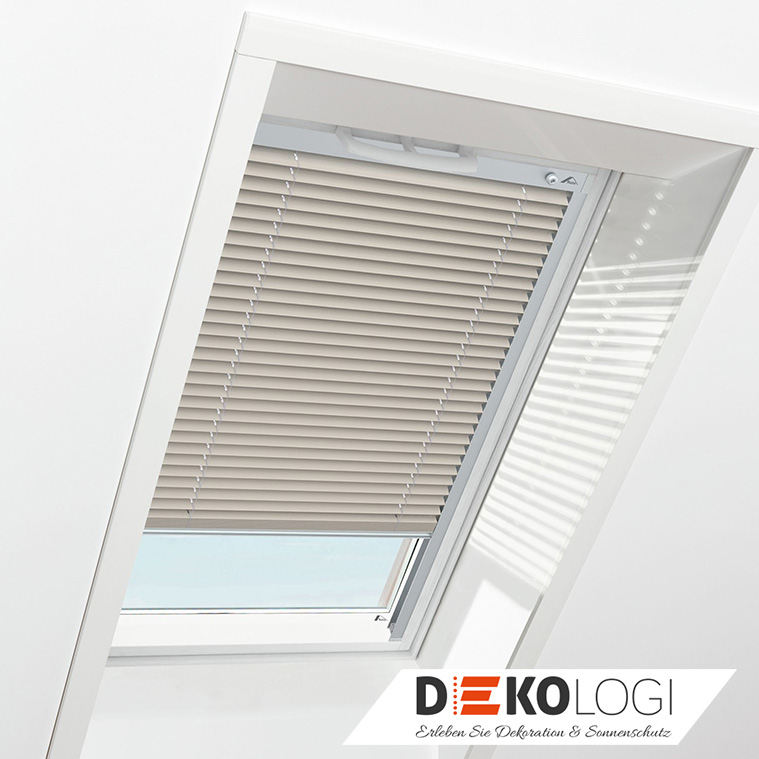 Blaue Roto Jalousie mit weißen Schienen