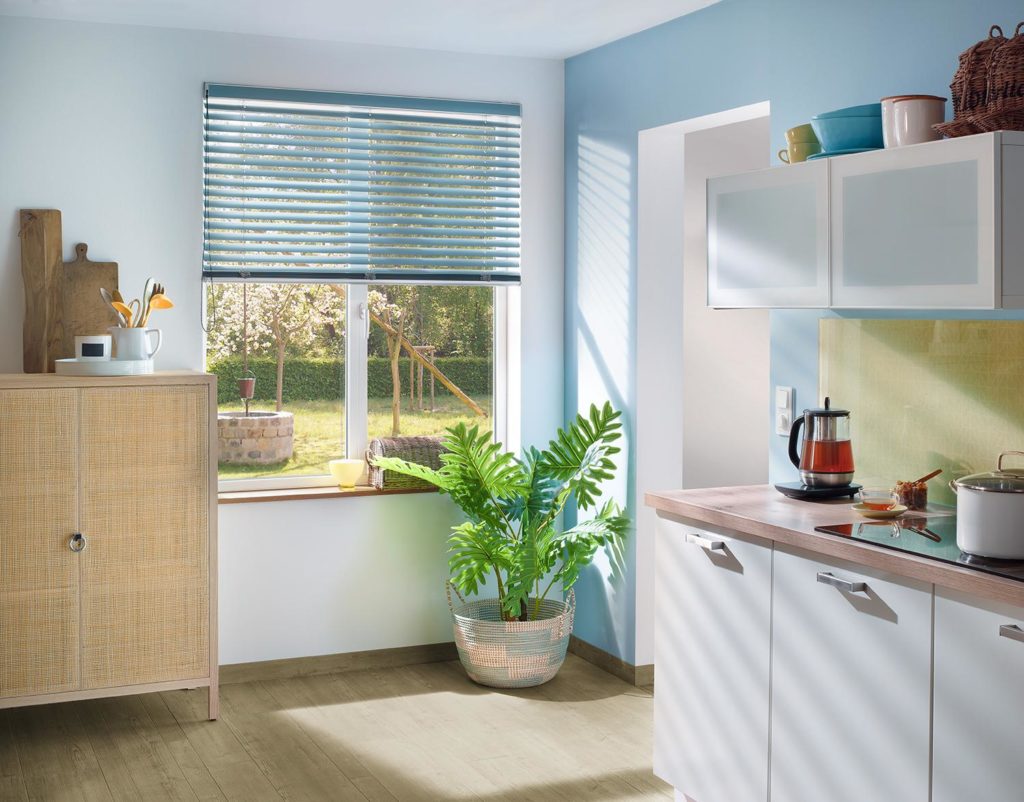 Blaue Lamellenjalousie im Raum blau