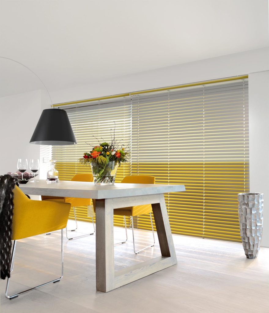 Große Lamellenjalousie in weiß gelb Esszimmer