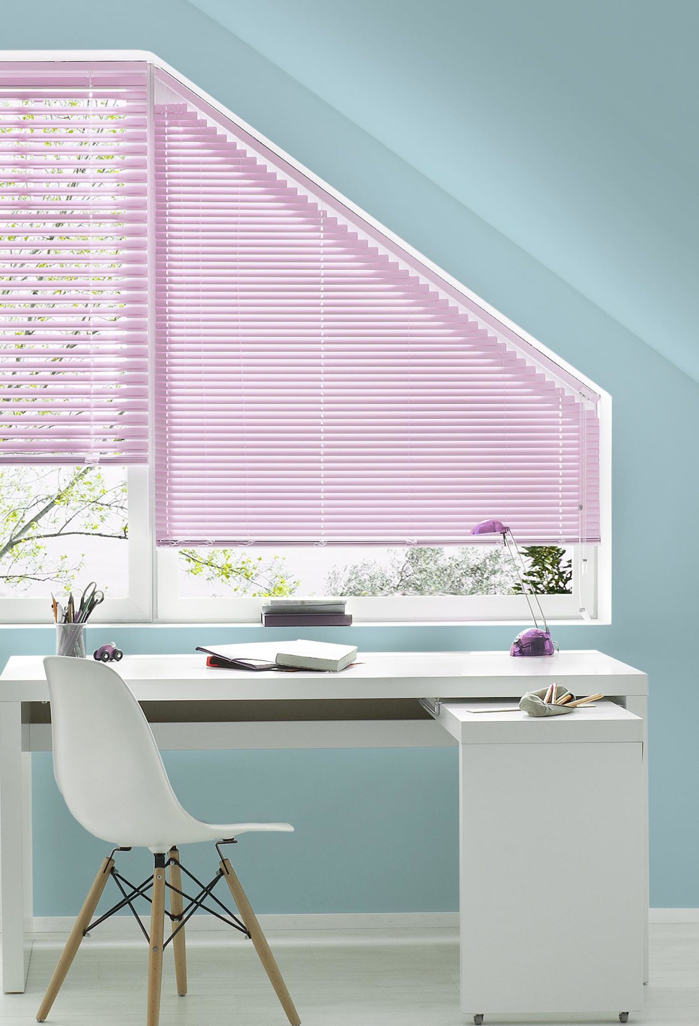 Slope-Line Jalousie in rosa am Schreibtisch