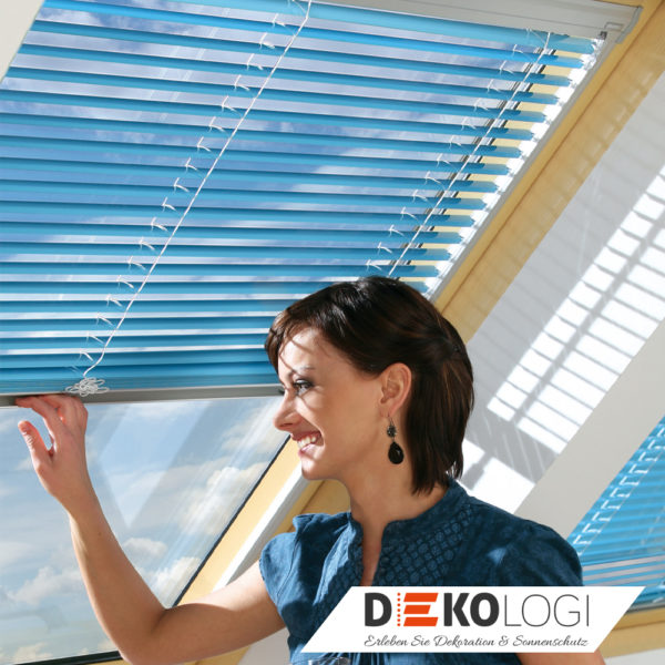 Raumbild blaue Lamellen Fakro Jalousie mit Schiene AJP