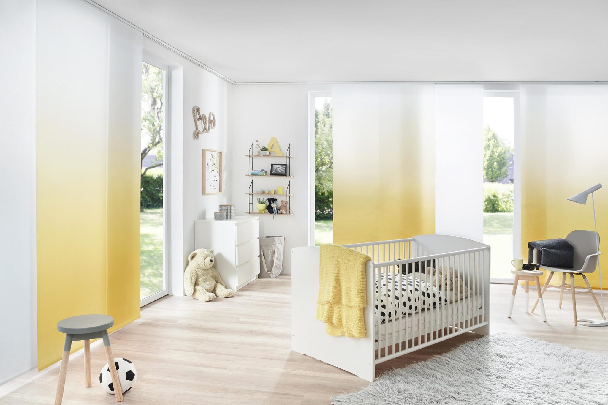 Kinderzimmer mit zwei Flächenvorhängen gelb weiß