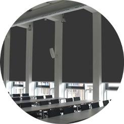 Klassenzimmer schwarze Verdunkelungsrollos Maßanfertigung